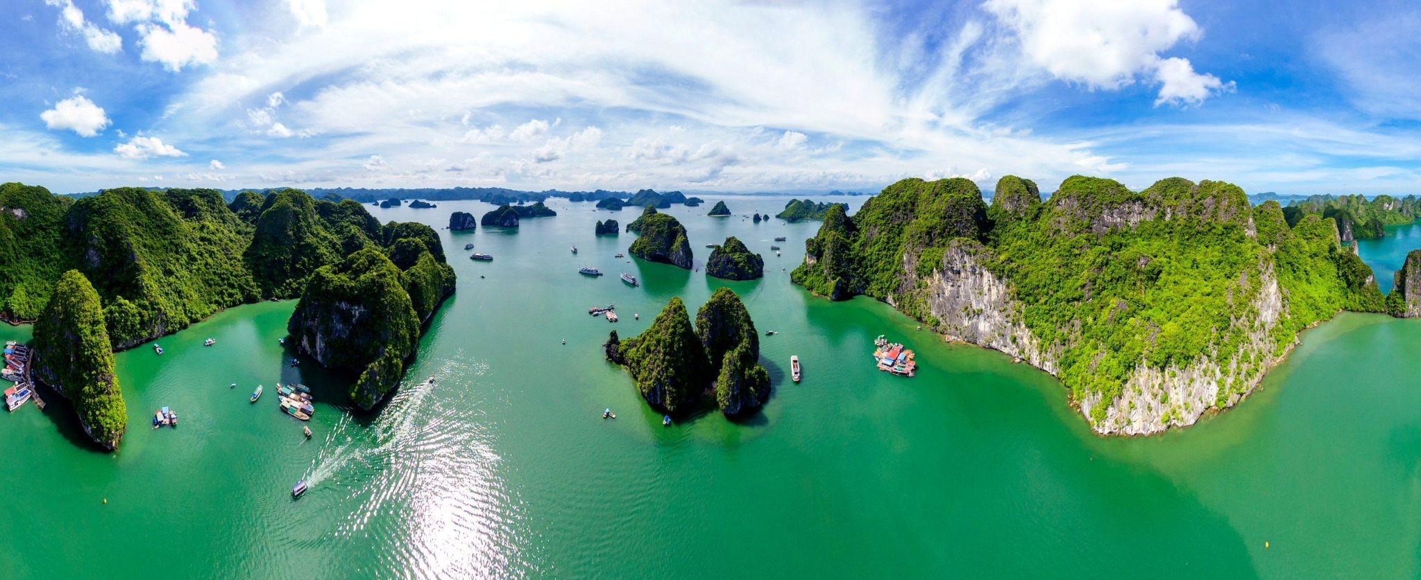 Vịnh Ha Long nhìn từ trên cao, tàu du lịch neo giữa những đảo đá vôi